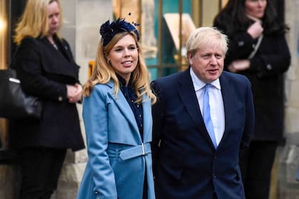 Carrie Symonds y Boris Johnson al salir de la Abadía de Westminister luego de asistir a la ceremonia anual del Día de la Mancomunidad de Naciones en 2020