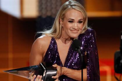 Carrie Underwood con su premio al mejor álbum de country por Cry Pretty