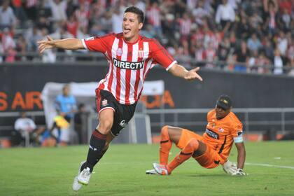 Carrillo hizo tres y Estudiantes festejó