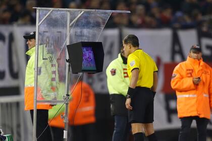 Carrillo observa el VAR; el peruano sancionó un controvertido penal para River
