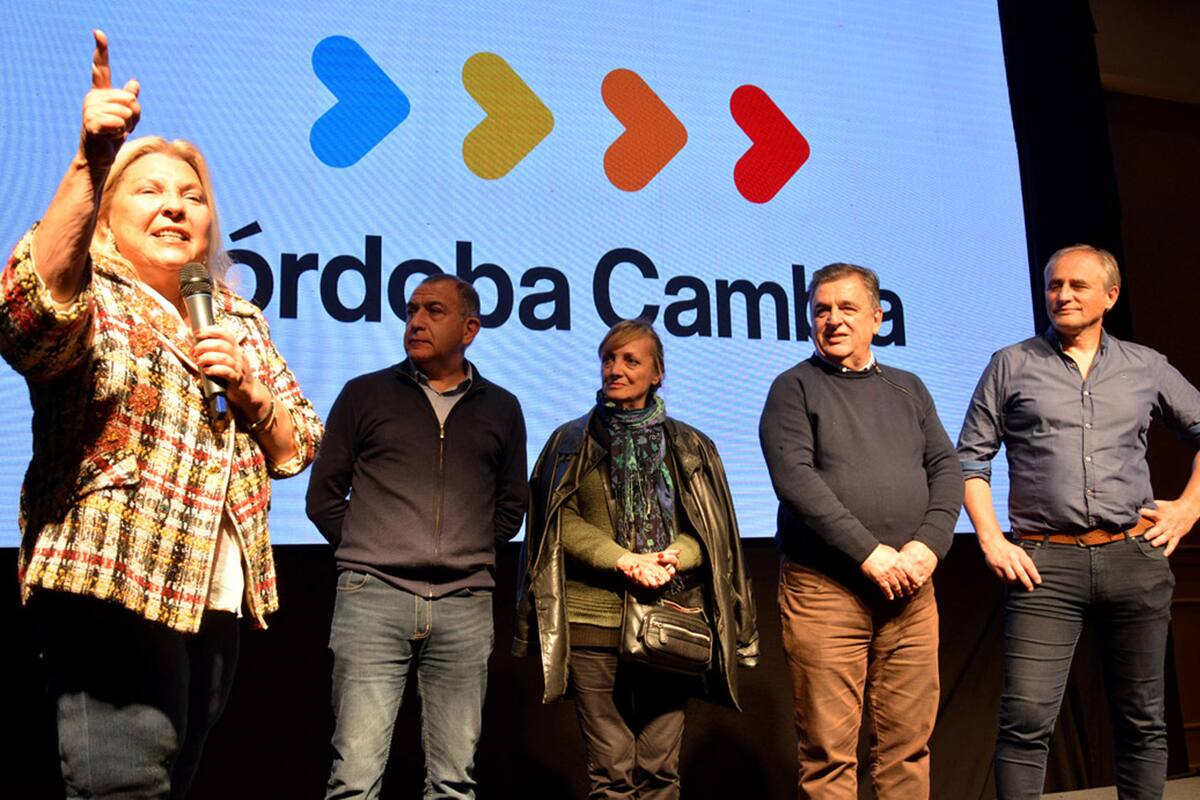 Carrió acompañó a Negri tras la votación