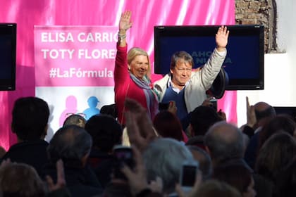Carrió y "Toty" Flores, durante la campaña presidencial de 2015