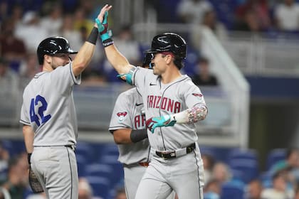 Carroll conecta un grand slam y los Diamondbacks vencen 10-4 a los Marlins