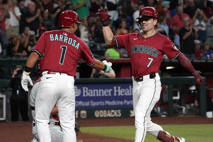 Carroll logra cuatro impulsadas y Diamondbacks se acercan al comodín con triunfo 9-2 sobre Filis