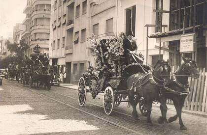 Carrozas fúnebres viajan hacia el Cementerio de Chacarita, en 1955