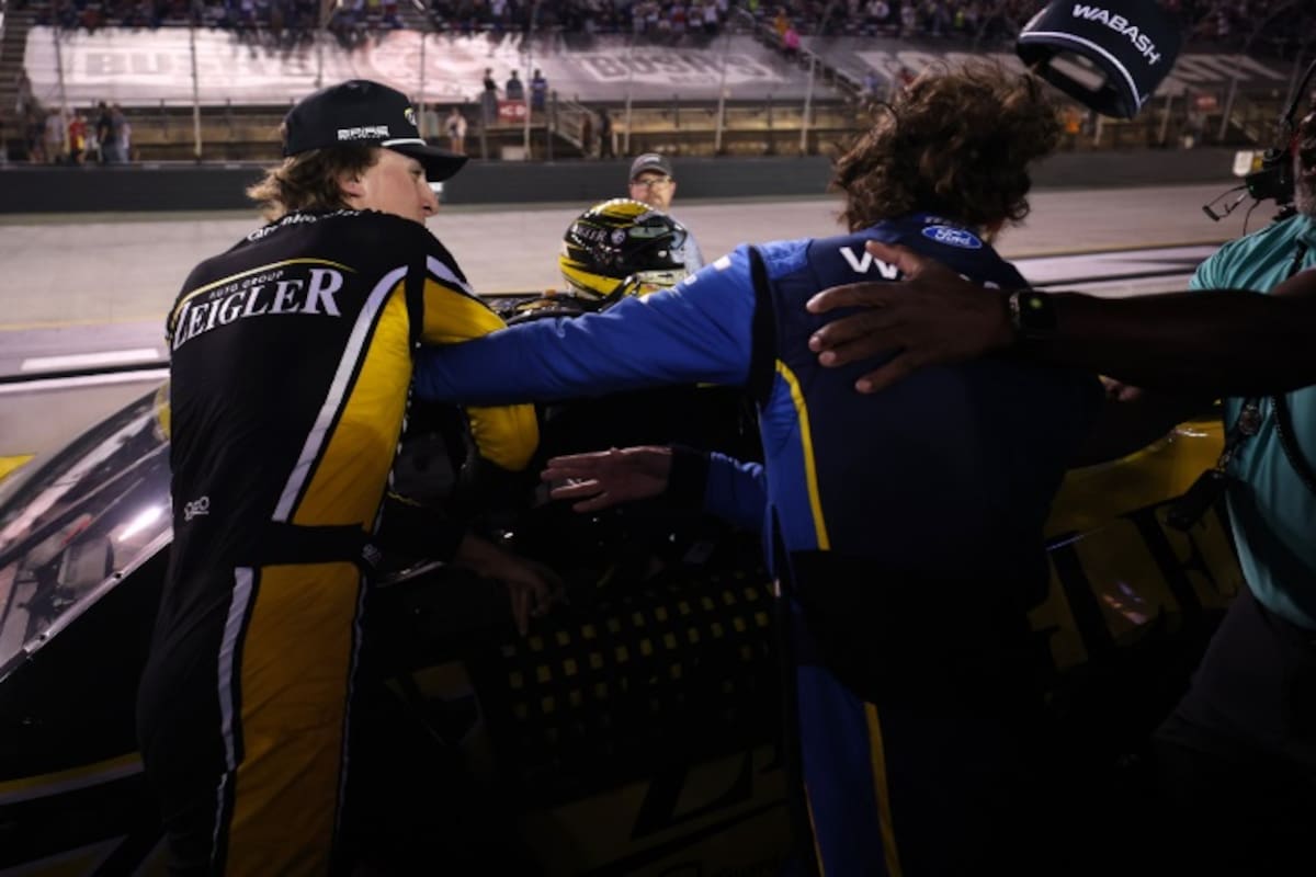 Carson Hocevar le dio un tremendo golpe en la cara a Ryan Blaney