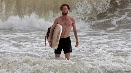 Carson McCarns, un turista estadounidense y surfista, es visto en la playa Jacó en Puntarenas, Costa Rica, el 27 de mayo de 2021