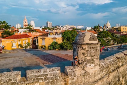 Cartagena es un destino turístico con calles coloridas y clima tropical