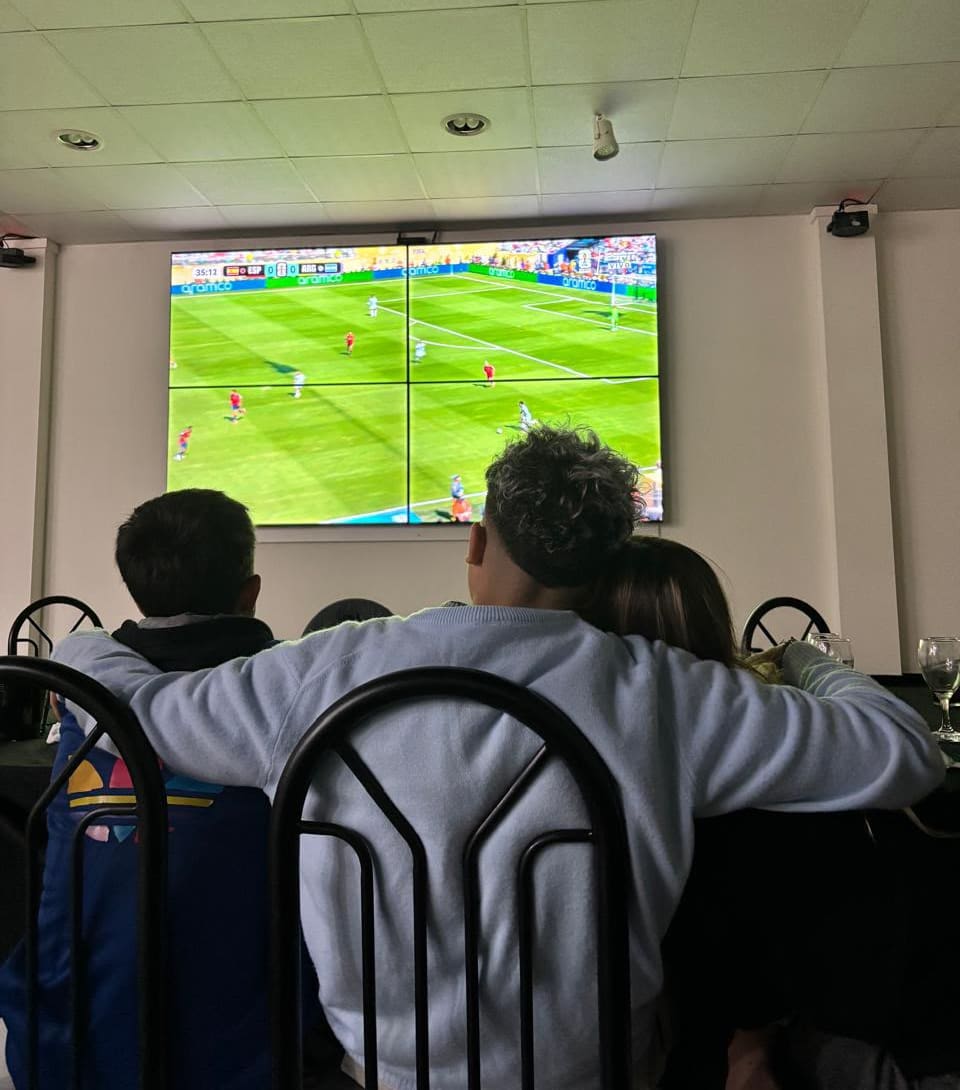 Vi todos los partidos abrazado a mis amigos