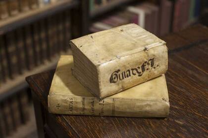Cartas edificantes y curiosas (1753), tomo recubierto en pergamino; y Doctrina Christiana (1599) de fray Luis de Granada, de la Biblioteca Circe