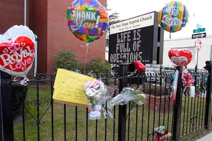 Cartas, globos y flores en la iglesia donde cantó por primera vez