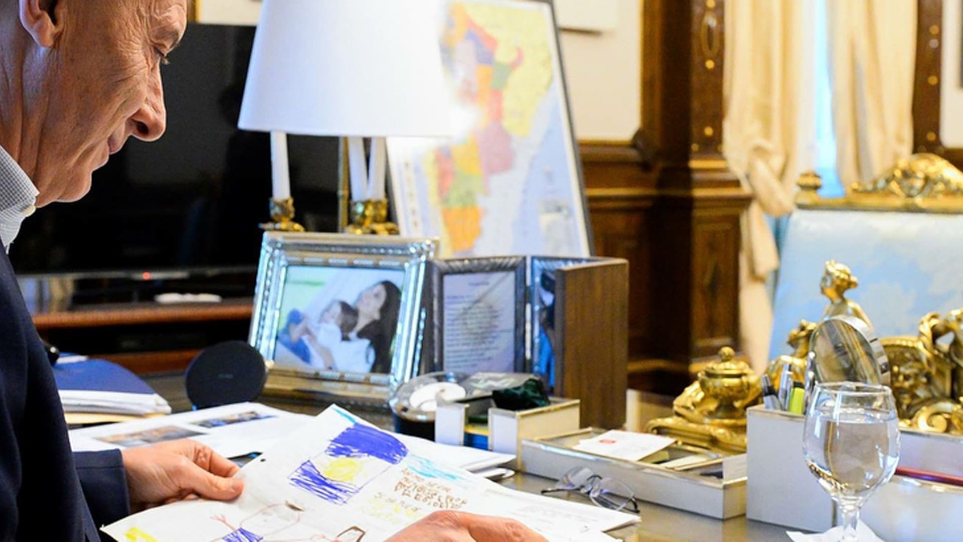 El presidente Mauricio Macri leyendo en su despacho