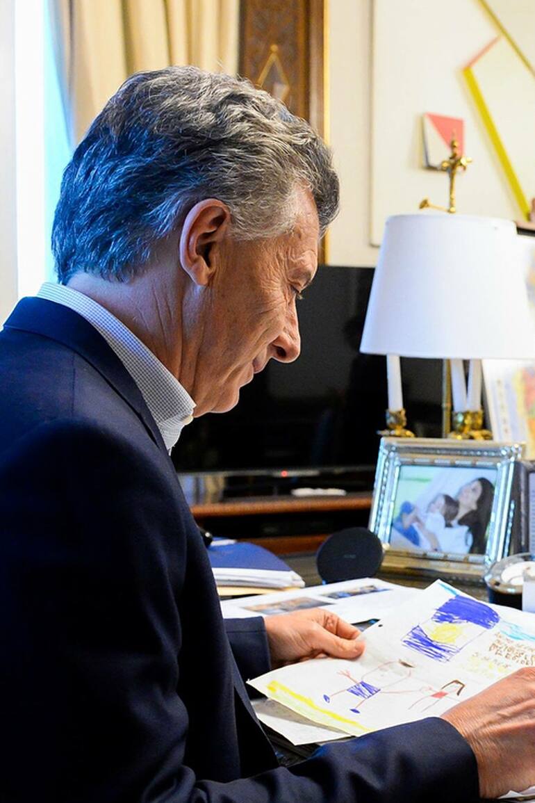 El presidente Mauricio Macri leyendo en su despacho