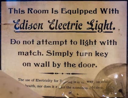 Cartel con instrucciones de uso de la luz eléctrica: ‘No intente encenderla con una cerilla. Simplemente gire la llave en la pared junto a la puerta’. Deschutes Historical Museum / Frank Schulenburg / Wikimedia Commons, CC BY-SA