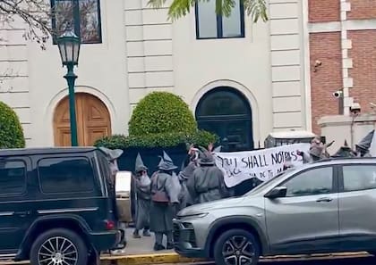 Cartel con la leyenda "You shall not pass", la frase que Gandalf le dice a una criatura maléfica en "El señor de los anillos"