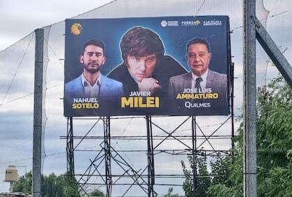 Cartel de Ammaturo y Milei sobre la Autopista Buenos Aires-La Plata