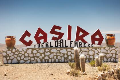 Cartel de entrada al pueblo alfarero Casira