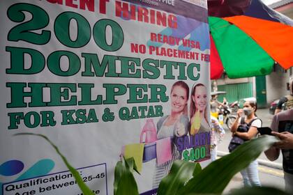 Cartel de Manila ofreciendo treabajo a empleadas domésticas en el Medio Oriente. Facebook y sus plataformas son usadas para reclutar ilegalmente estas trabajadoras, según denuncias. (AP Photo/Aaron Favila)