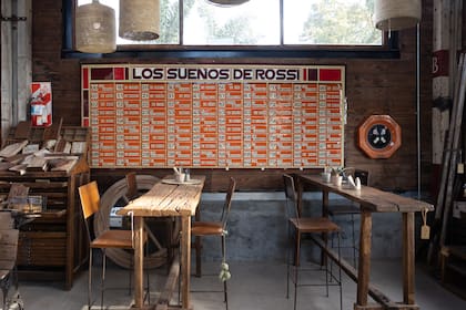 Cartel de una antigua casa de quiniela, de la década del 60. Al tocar la ruleta que está a derecha, sale un número aleatorio cuyo significado se lee en cada número.