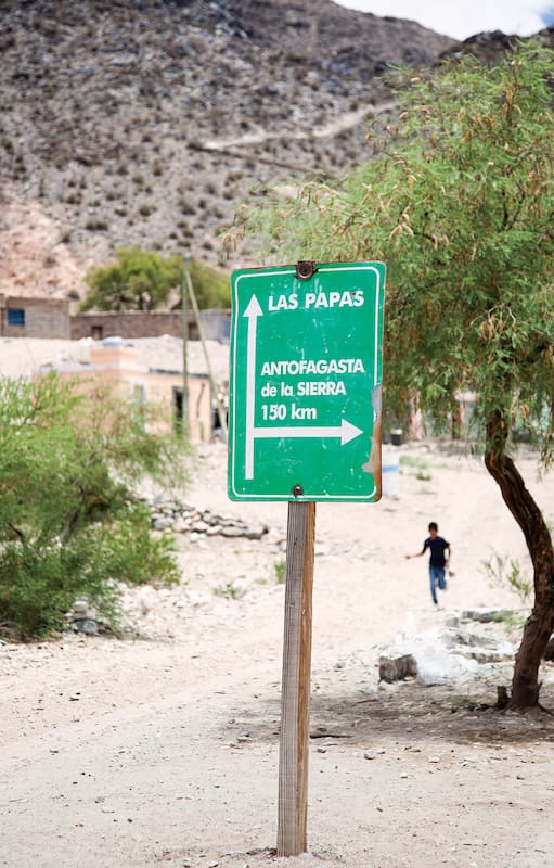 Cartel en el acceso del pueblo de Las Papas, en Catamarca.