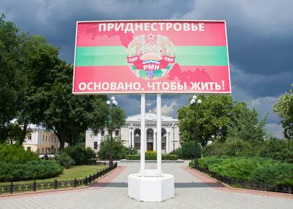 Cartel en la calle principal de la ciudad de Tiraspol, capital de Transnistria; en la cartelera en ruso, está escrito: "Transnistria, fundada para vivir"