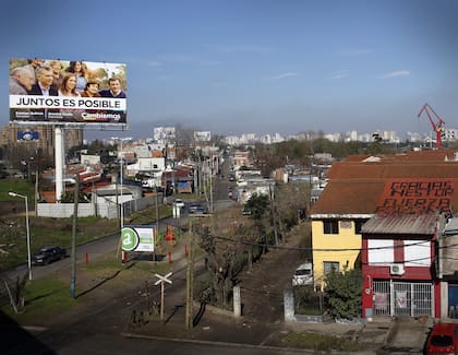 Cartel macrista, pintadas kirchneristas, una síntesis del clima local