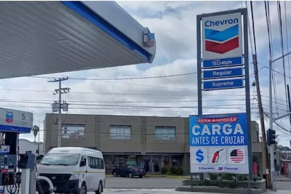 Cartel que invita a "cargar antes de cruzar" en la gasolinera Chevron del bulevar Agua Caliente, en la colonia Cacho de Tijuana