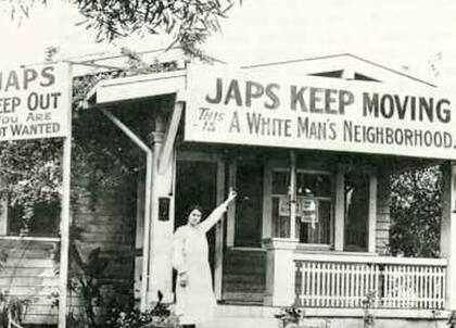 Cartel racista frente a una vivienda en Estados Unidos durante la Segunda Guerra Mundial que ordena a los japoneses “seguir de largo”, reflejando la discriminación y exclusión sufrida por la comunidad japonesa-estadounidense en esa época