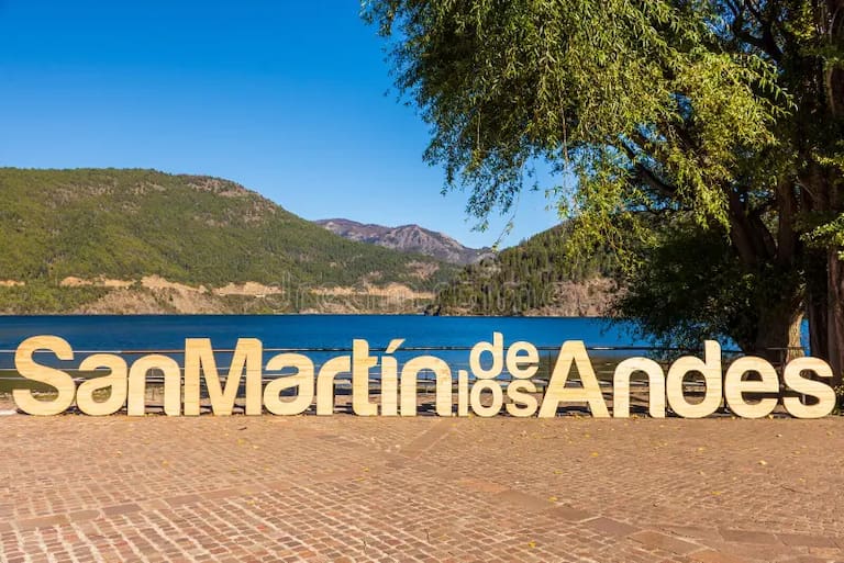 Cartel San Martín de los Andes, pegado al lago Lácar