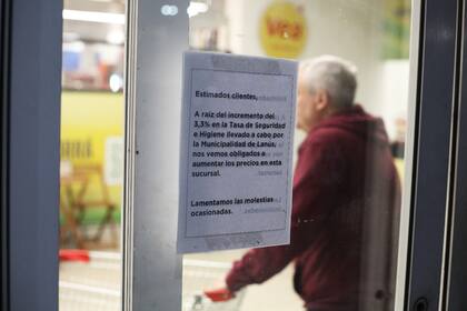 Cartelería en los supermercados por la tasa de seguridad e higiene en el municipio de Lanús