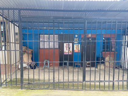 Carteles a favor de Petro en la entrada de una de las 500 casas que forman el barrio Bolivar 83