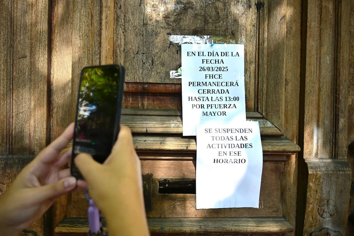Carteles anuncian la suspensión de actividades en facultades por una amenaza de masacre