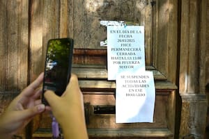 Carteles anuncian la suspensión de actividades en facultades por una amenaza de masacre