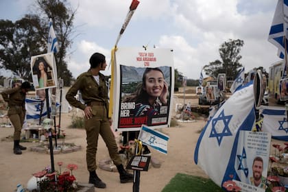 Carteles con las fotos algunos de los rehenes que murieron o siguen en manos de Hamas, el 7 de abril (Archivo)