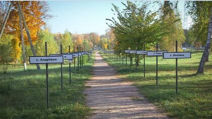 Carteles con los nombres de comunidades abandonadas conforman un memorial en la ciudad de Chernobyl