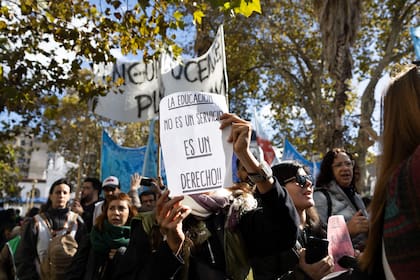 Carteles contra el decreto que declaró servicio esencial a la educación
