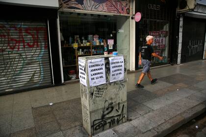 Carteles contra la reforma laboral en las calles de Mar del Plata
