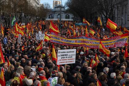Carteles contra Sánchez en la masiva marcha en la Plaza de las Cibeles, de Madrid