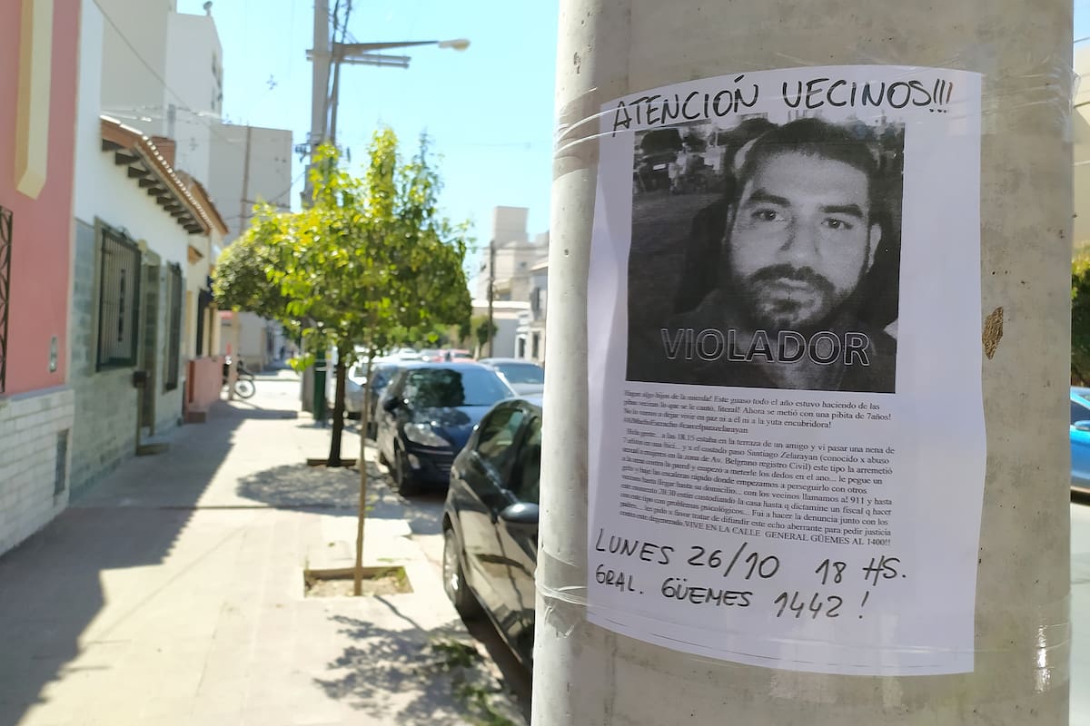 Carteles convocando a los vecinos para efectuar la detención ciudadana del abusador de menores