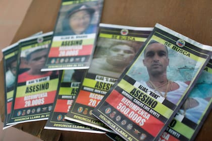 Carteles de buscados para miembros de la banda criminal de El Koki luego de enfrentamientos armados entre pandilleros y fuerzas policiales en el barrio Cota 905, en Caracas