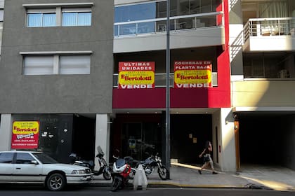 carteles de compra venta de departamentos, créditos hiptecarios. alquileres ventas. Propiedades Dueño vende. dueña