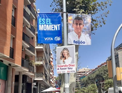 Carteles de los candidatos Alberto Núñez Feijóo (PP) y Yolanda Díaz (Sumar) en las calles de Galicia