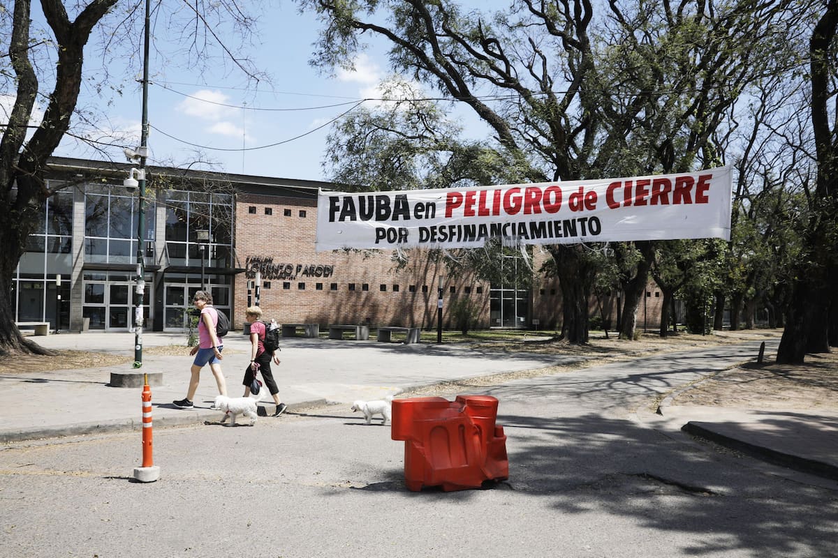 Carteles de protesta contra el veto presidencial a la ley de financiamiento universitario en la Facultad de Agronomía de la UBA
