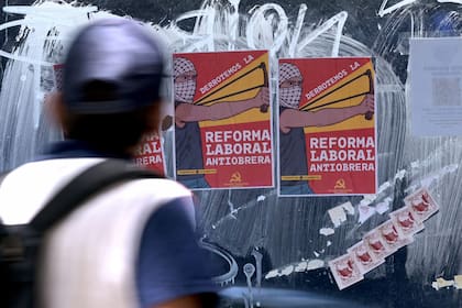 Carteles de protesta contra la reforma laboral: el Gobierno apuesta a que se apruebe sin un clima de violencia