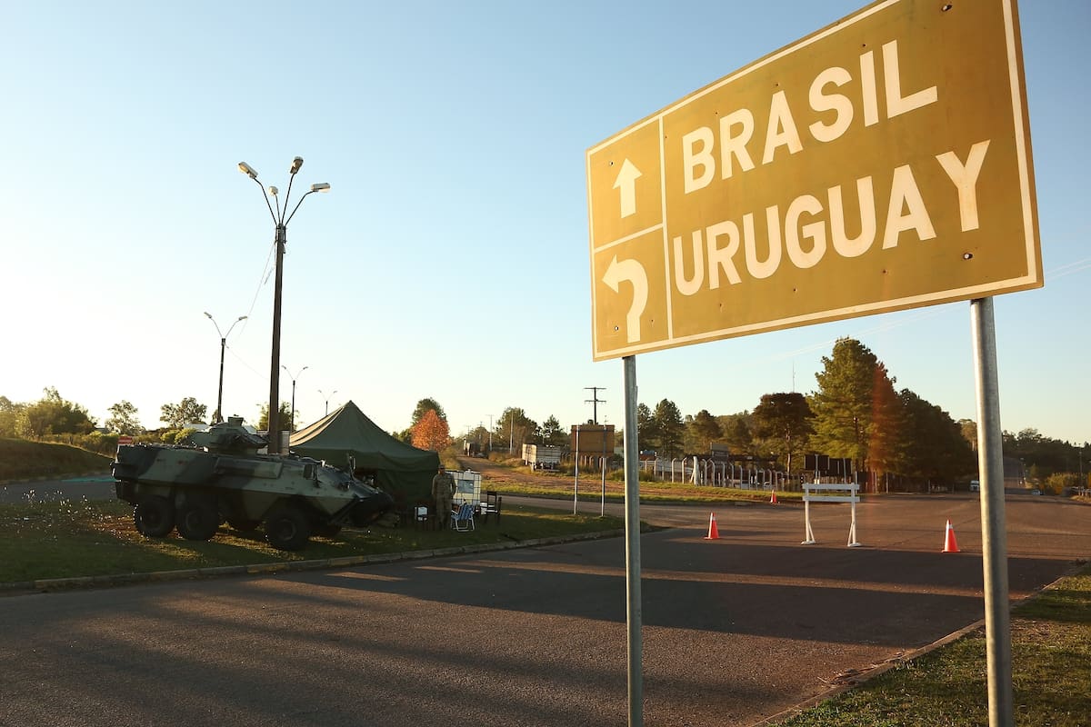 Carteles de señalización vial indicando la frontera entre la ciudad de Rivera y la ciudad de Santana do Livramento, frontera Uruguay-Brasil.