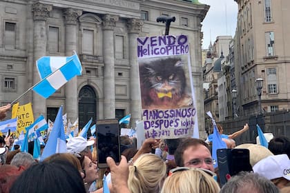 Carteles en el acto de despedida de Mauricio Macri