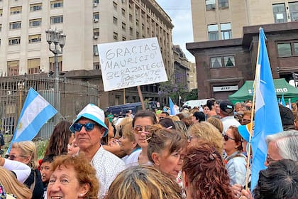 Carteles en el acto de despedida de Mauricio Macri
