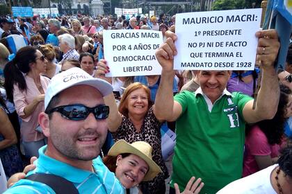 Carteles en el acto de despedida de Mauricio Macri