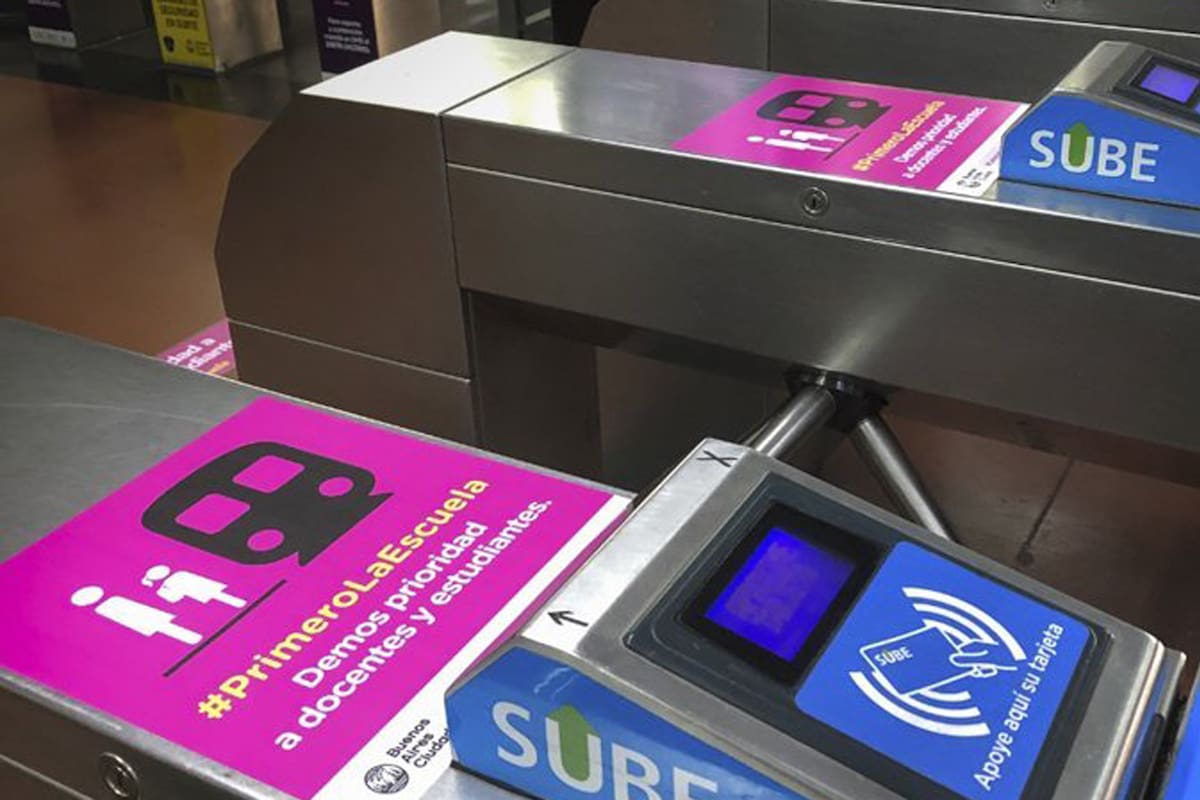 Carteles en el subte para dar prioridad a alumnos y docentes