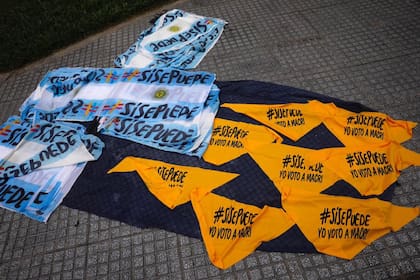 Carteles en la despedida de Mauricio Macri